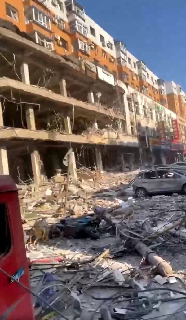 突發(fā)！沈陽一飯店燃?xì)獗?，半條街成廢墟(圖2)